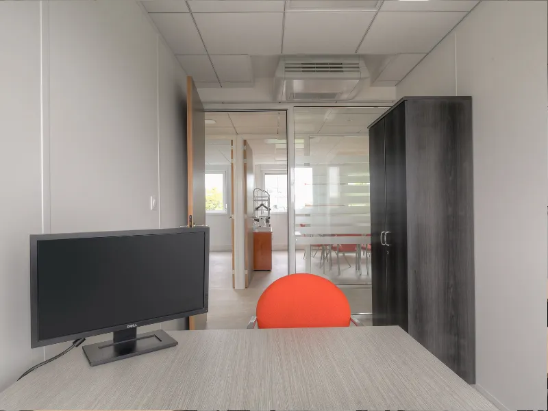 IntĂ©rieur de bureau professionnel avec cloisons vitrĂ©es, climatisation et mobilier moderne prĂȘt Ă l'emploi.